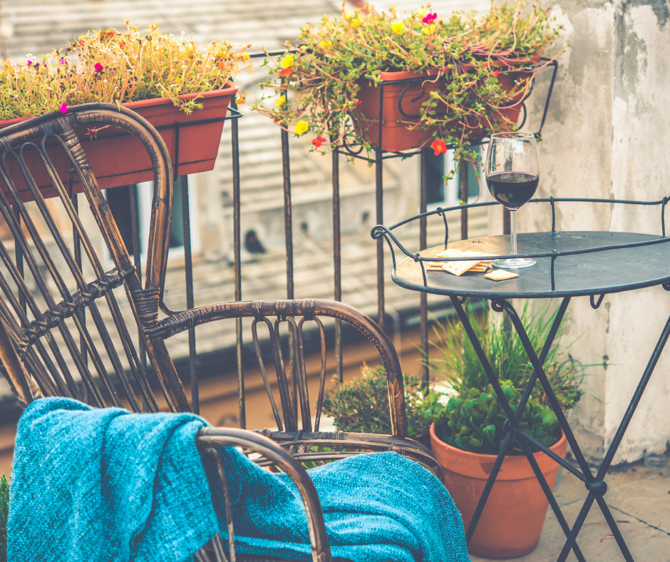 1 2 ATELIER MORLIERE Conception de jardin à Rennes en ILLE-ET-VILAINE (35) Votre balcon ou votre terrasse est un véritable trésor : un petit coin de nature en plein air que vous pouvez transformer en un espace de détente et de plaisir. Pour cela, il est important de penser à l'aménagement paysager de votre espace extérieur.